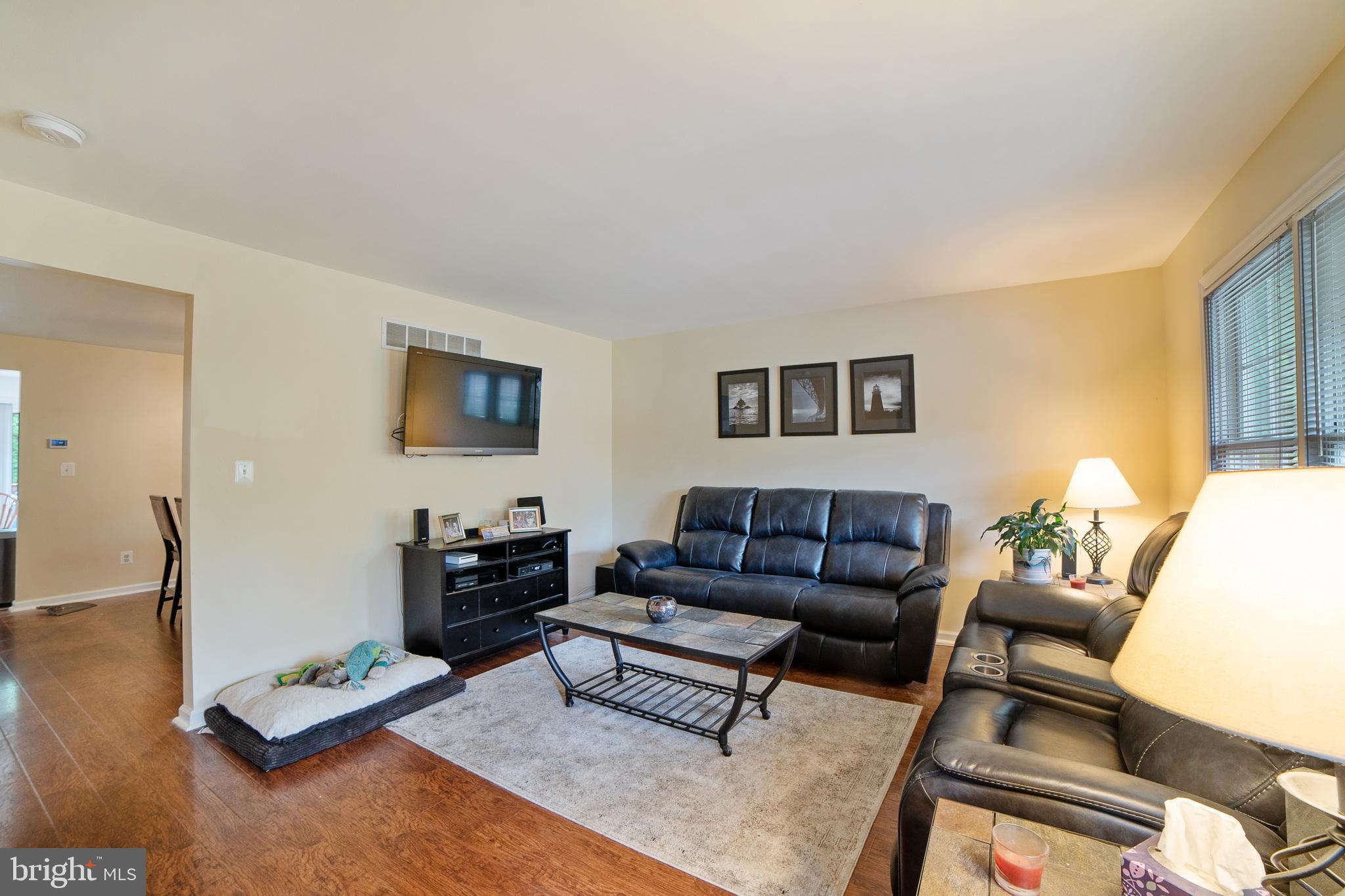 1512 Pattison Road Baltimore, MD 21221 - Photo 4 of 31 Living Room