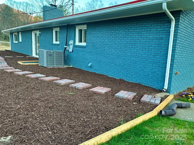 a view of a backyard with barn