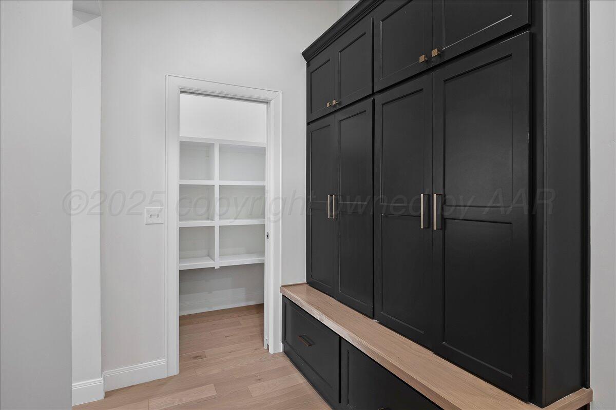 10200 Cactus Flower Road Amarillo, TX 79119 - Photo 32 of 34 32-Mud Room and Pantry