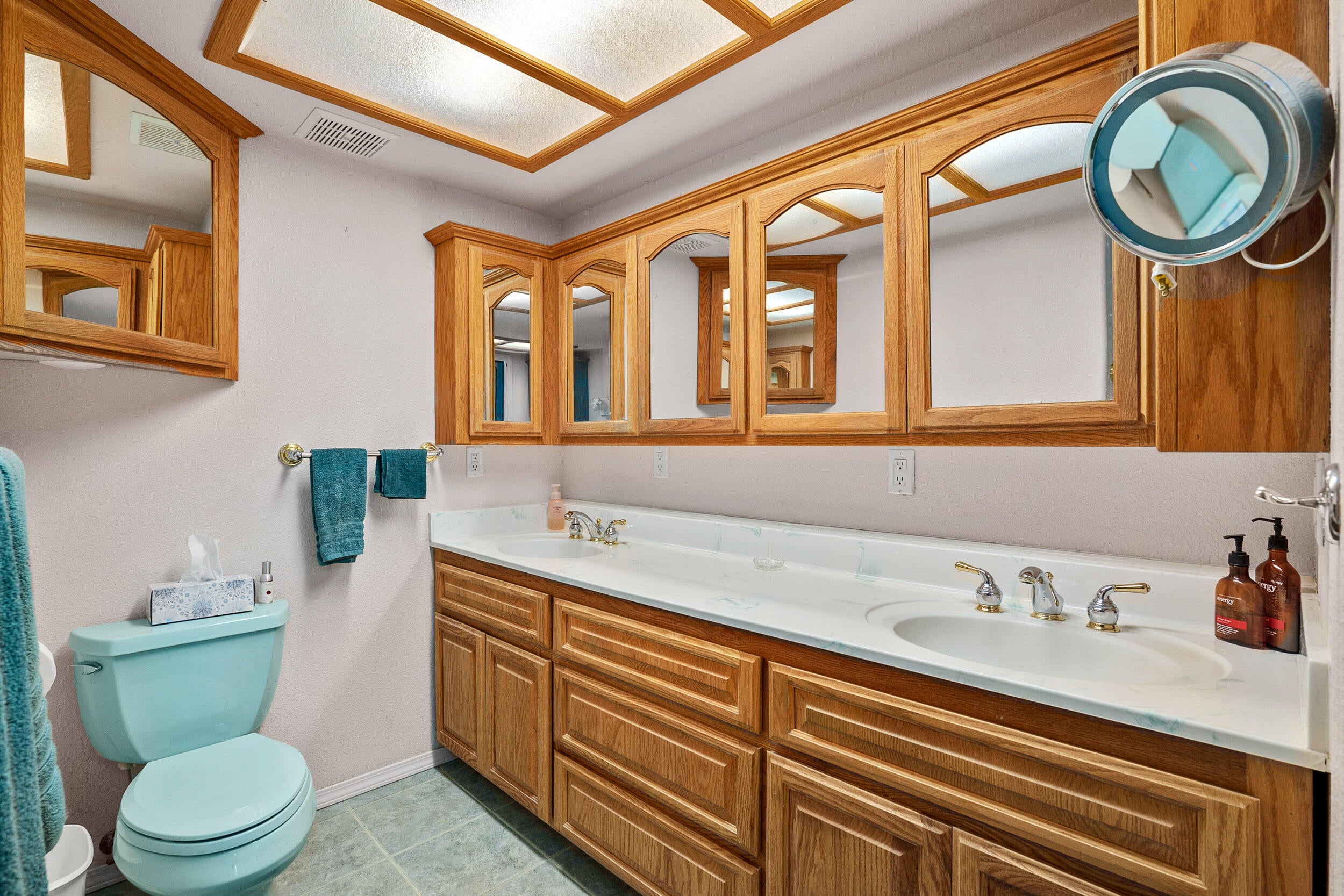 14845 Water Gap Road Williams, OR 97544 - Photo 19 of 44 Primary Bath