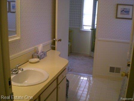 717 Dressler Lane Rochester, MI 48307 - Photo 10 of 13 Super Clean Full Bath