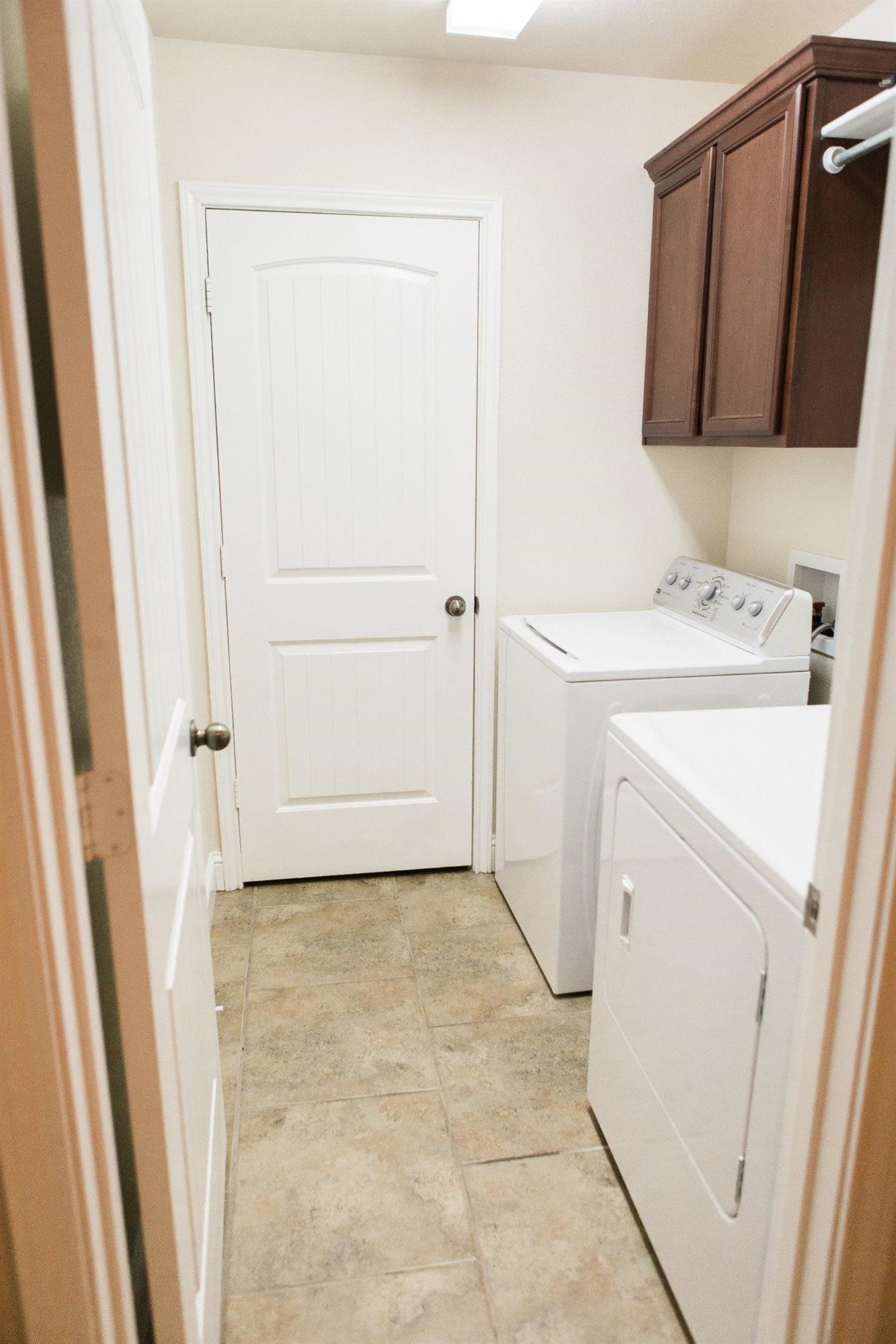 9204 Rochester Avenue Lubbock, TX 79424 - Photo 2 of 10 a utility room with dryer and washer