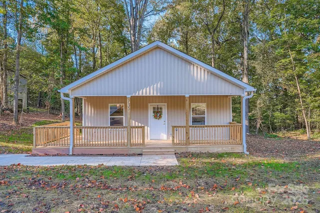 a view of front of a house with a yard