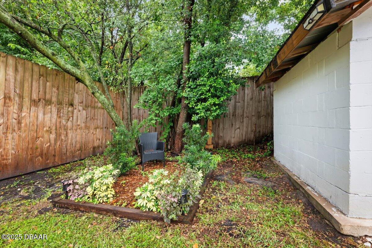 2057 Huntsford Road Jacksonville, FL 32207 - Photo 23 of 30 a backyard of a house with lots of green space