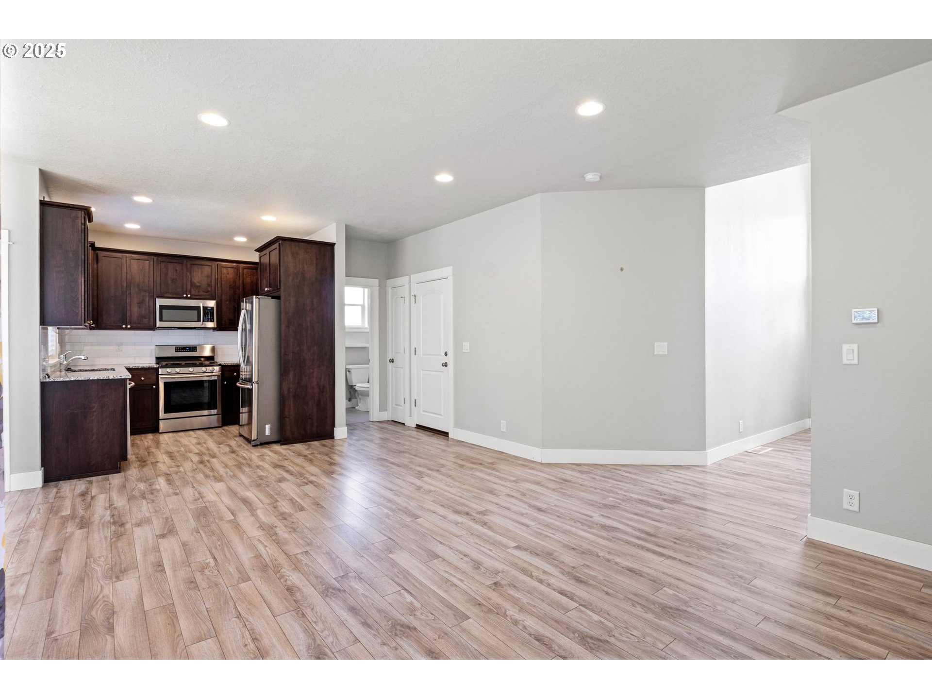 229 South 70th Street Springfield, OR 97478 - Photo 8 of 43