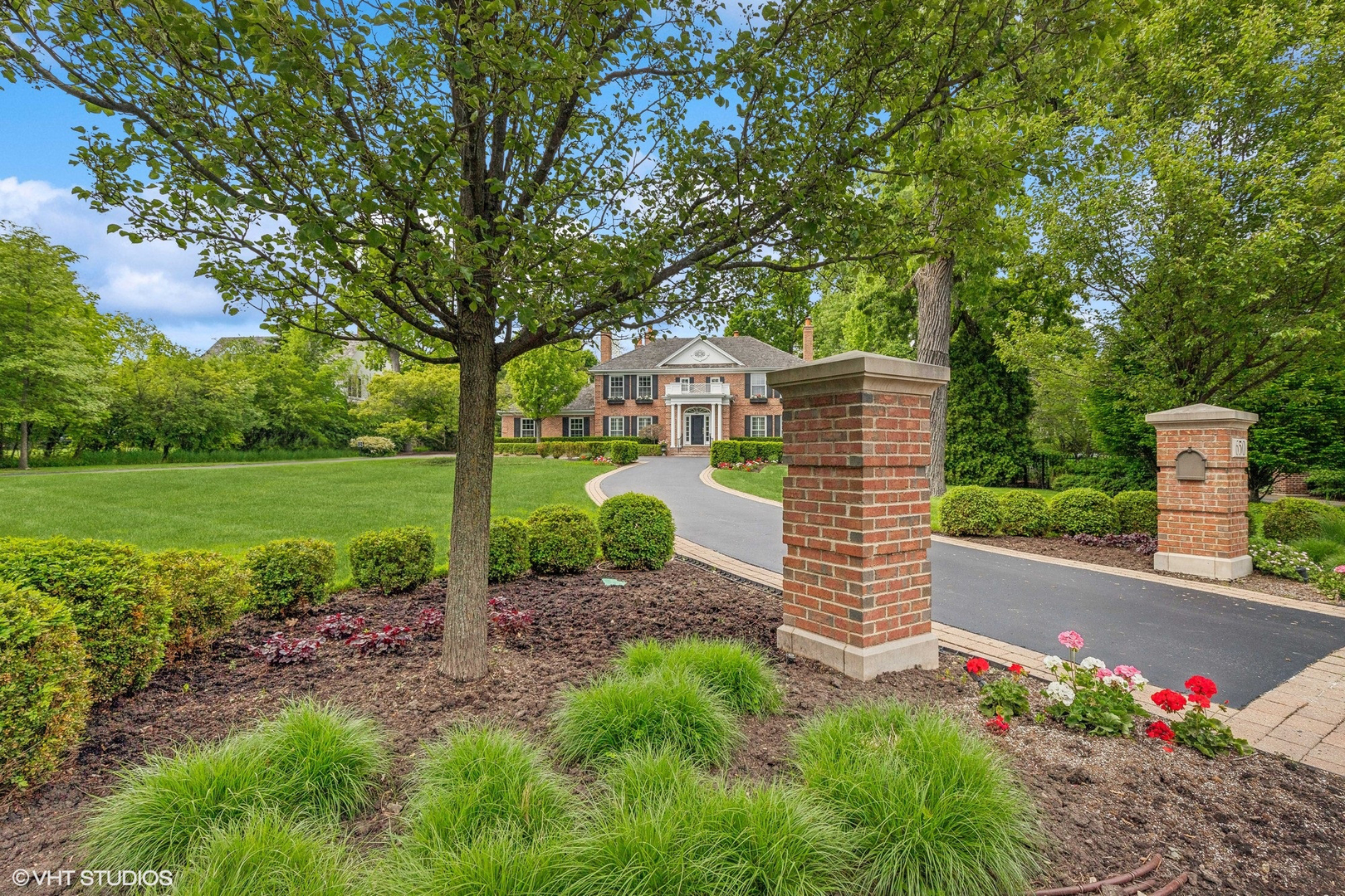 650 East Deerpath Road Lake Forest, IL 60045 - Photo 2 of 45 a garden view with a seating space