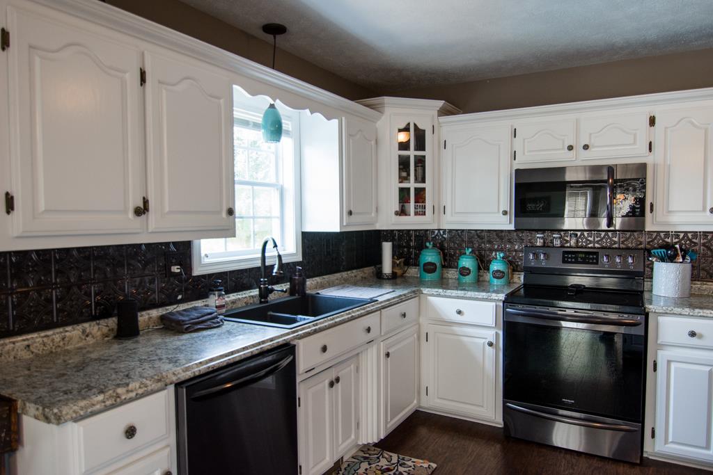 2195 Darrell Rye Road Erin, TN 37061 - Photo 10 of 26 Beautiful Cabinets and Granite Tops