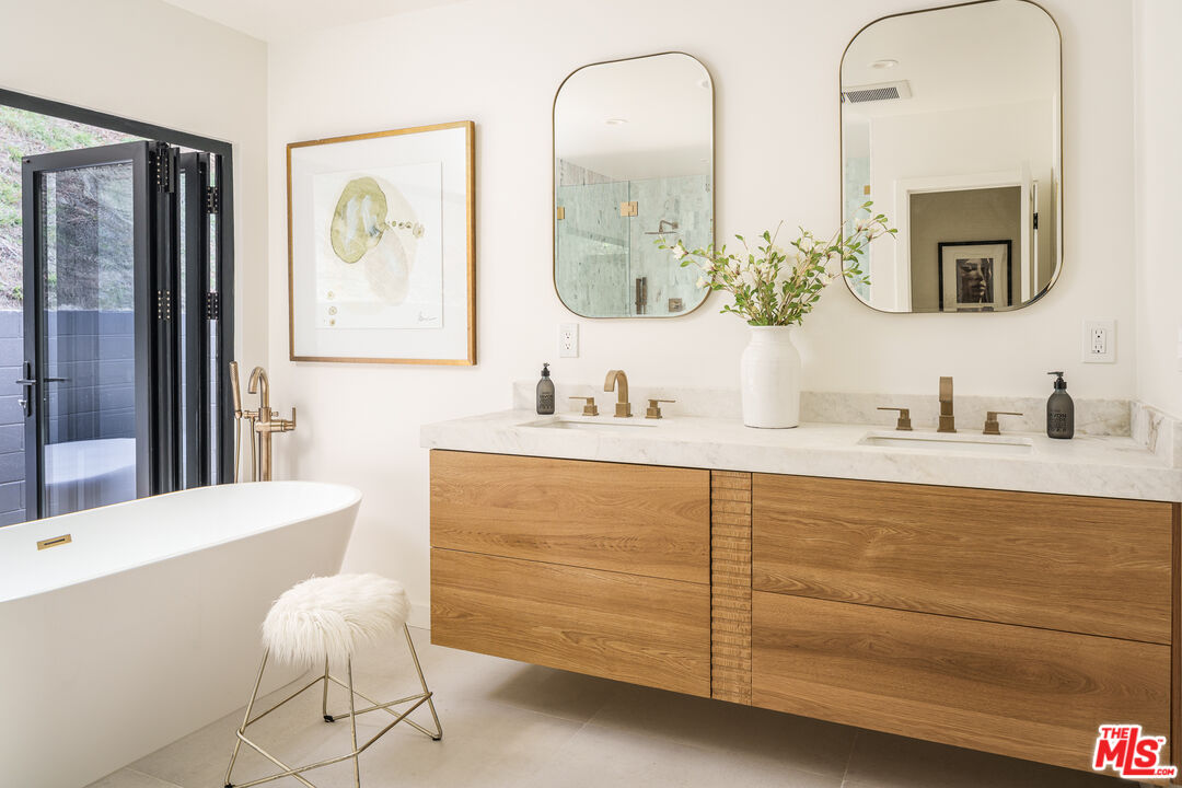 2658 Carmar Drive Los Angeles, CA 90046 - Photo 14 of 29 a bathroom with a double vanity sink mirror and