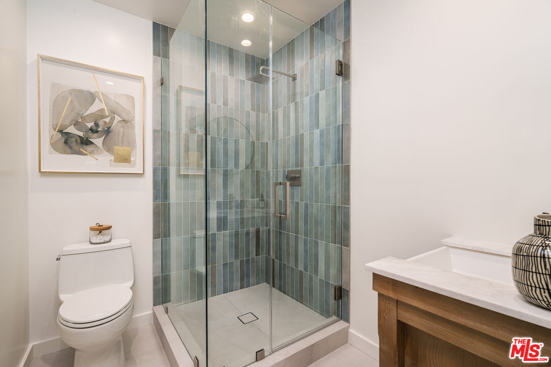 2658 Carmar Drive Los Angeles, CA 90046 - Photo 21 of 29 a bathroom with a shower a toilet and a sink