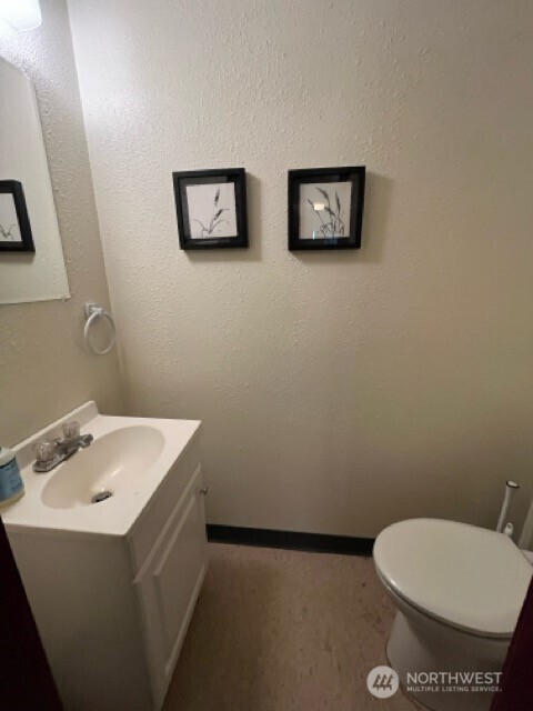 1815 Portland Avenue, Unit 3 Walla Walla, WA 99362 - Photo 11 of 16 a bathroom with a toilet a sink and mirror