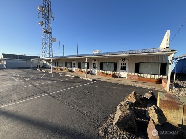 1815 Portland Avenue, Unit 3 Walla Walla, WA 99362 - Photo 16 of 16 a outdoor space with lots of chairs and chandelier