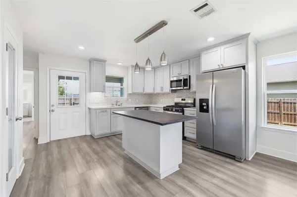 $290,000 | 400 Booth Street, Taylor, TX 76574