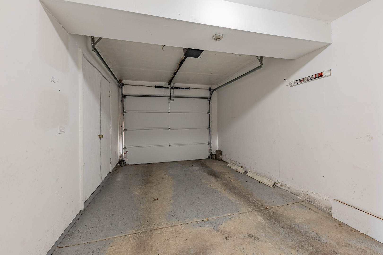 237 Acorn Drive Streamwood, IL 60107 - Photo 11 of 31 a view of a garage