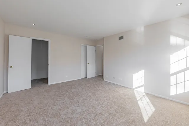 $2,400 | 237 Acorn Drive, Streamwood, IL 60107