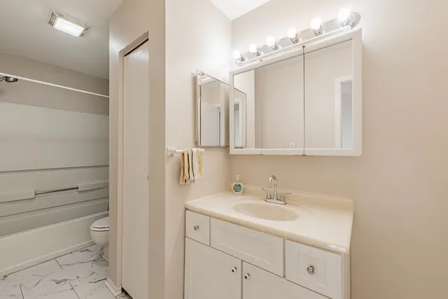 $2,400 | 237 Acorn Drive, Streamwood, IL 60107