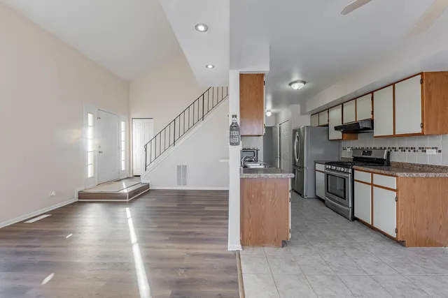 $2,400 | 237 Acorn Drive, Streamwood, IL 60107