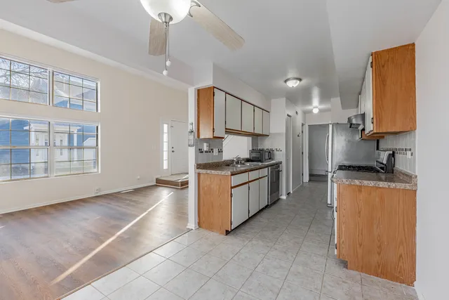 $2,400 | 237 Acorn Drive, Streamwood, IL 60107