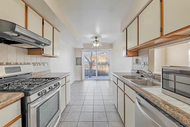 $2,400 | 237 Acorn Drive, Streamwood, IL 60107