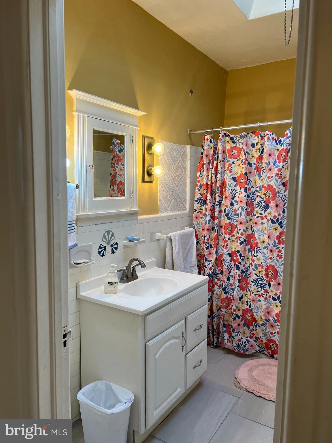 1630 Conlyn Street, Unit 2 Philadelphia, PA 19141 - Photo 6 of 10 a bathroom with a sink toilet and shower