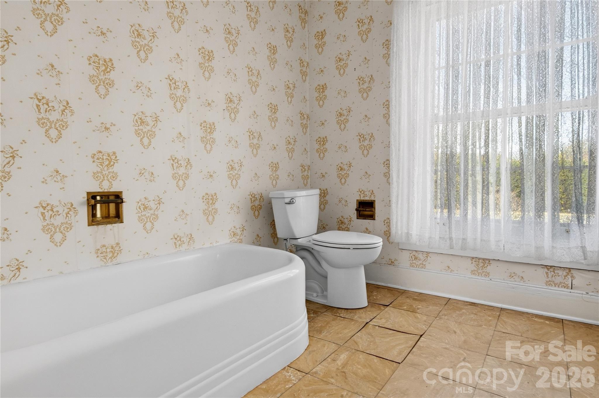 11124 Eastfield Road Huntersville, NC 28078 - Photo 30 of 42 a bathroom with a toilet and a bathtub