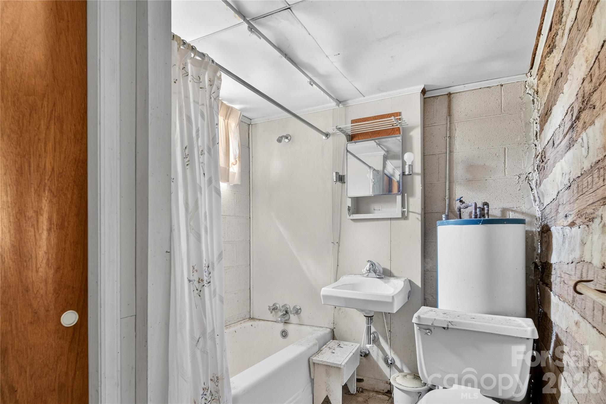 11124 Eastfield Road Huntersville, NC 28078 - Photo 39 of 42 a bathroom with a sink and a toilet