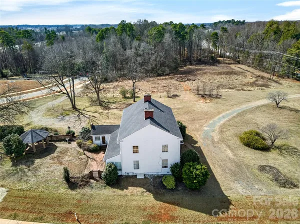 a view of a backyard