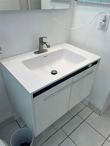 a close view of sink and tap