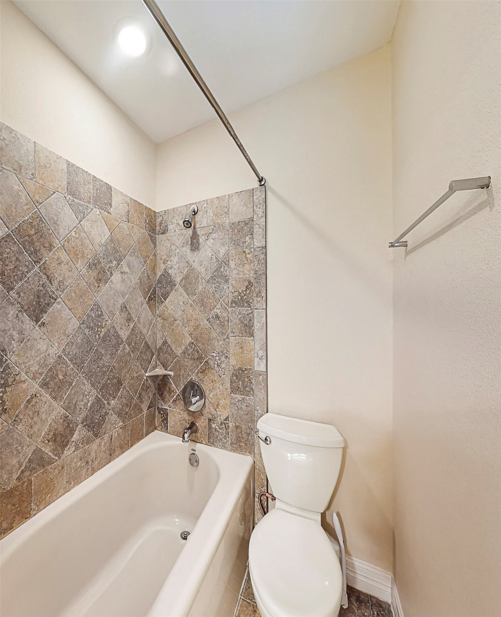 2104 State Street Houston, TX 77007 - Photo 21 of 41 Bathroom of the 2nd bedroom