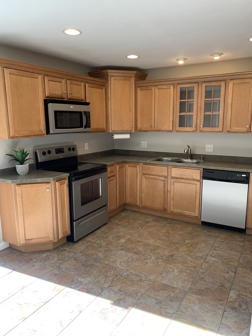 1613 Chevy Chase Drive Champaign, IL 61821 - Photo 3 of 7