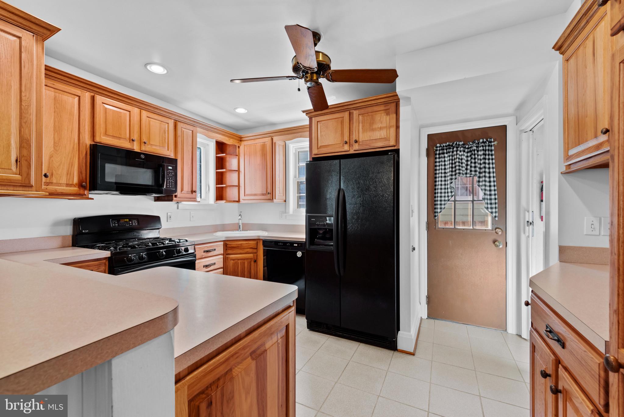 17 Cedarwood Road Baltimore, MD 21228 - Photo 13 of 40 Large kitchen