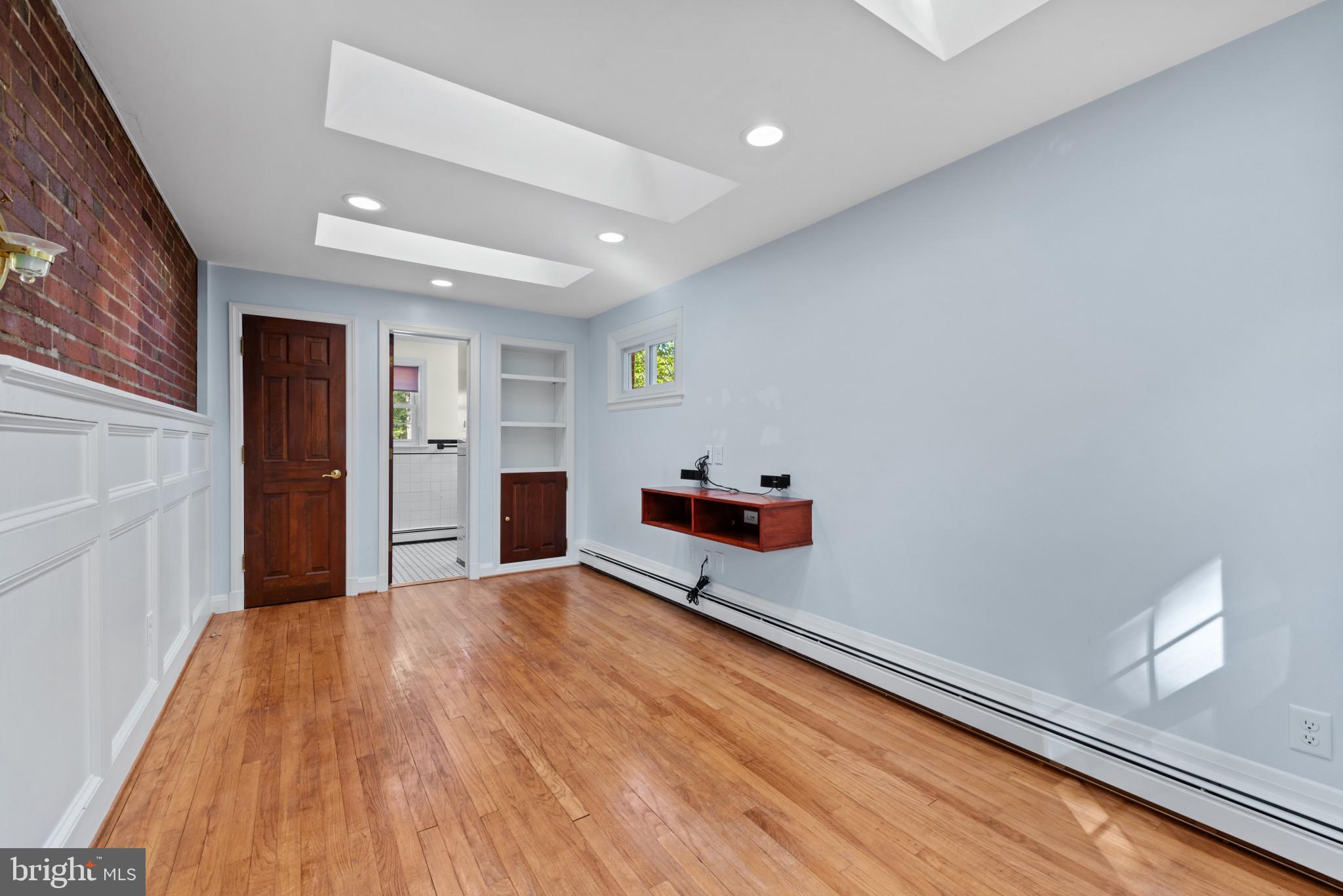17 Cedarwood Road Baltimore, MD 21228 - Photo 6 of 40 Living room/Den with plenty of light