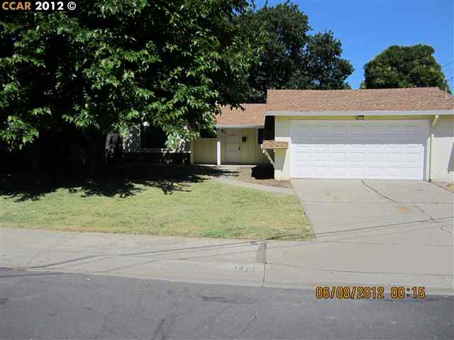 a view of backyard of the house