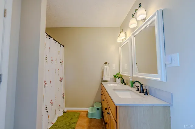 a view of a house with backyard