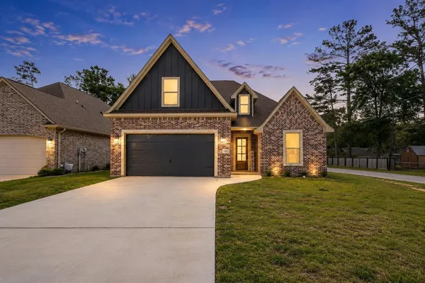 $374,500 | 300 Long Leaf Street, Silsbee, TX 77656