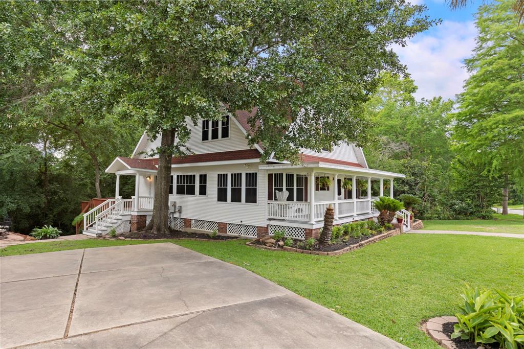 Gorgeous home in a great oversized lot in the lake community of Seven Coves.