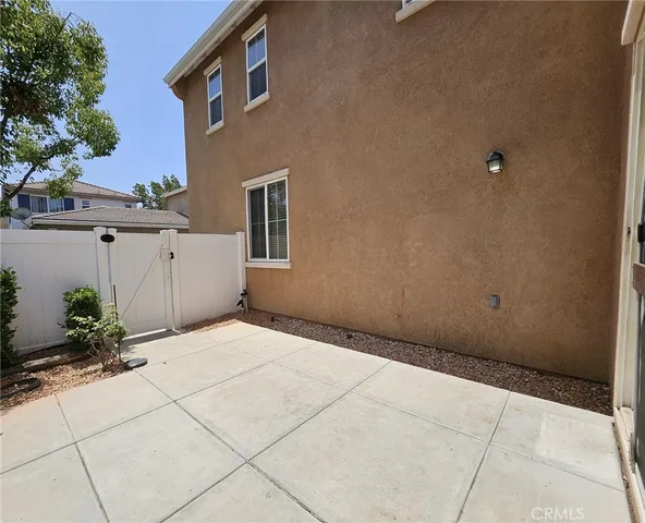 a view of a house with backyard