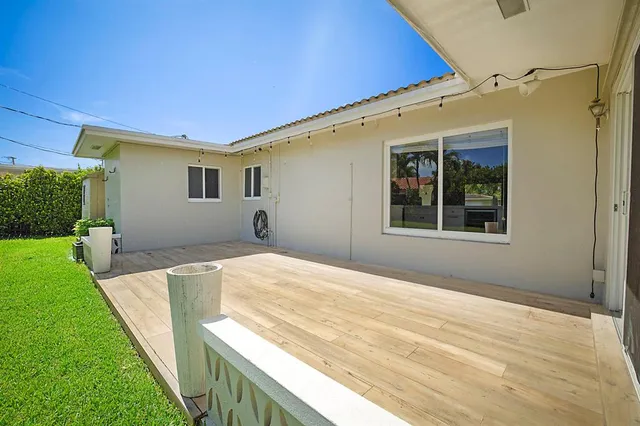 a view of a house with a backyard