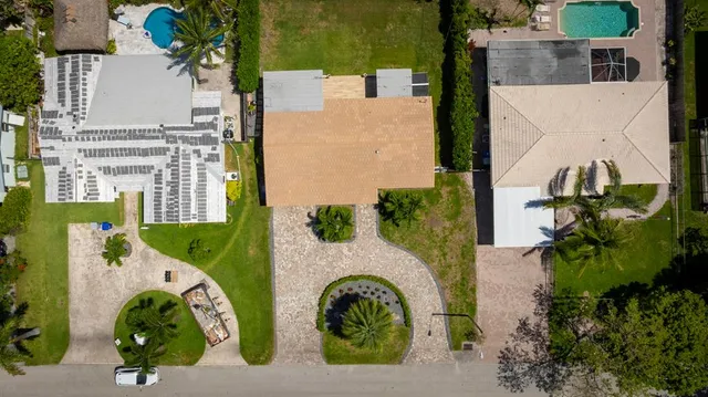 a view of a backyard