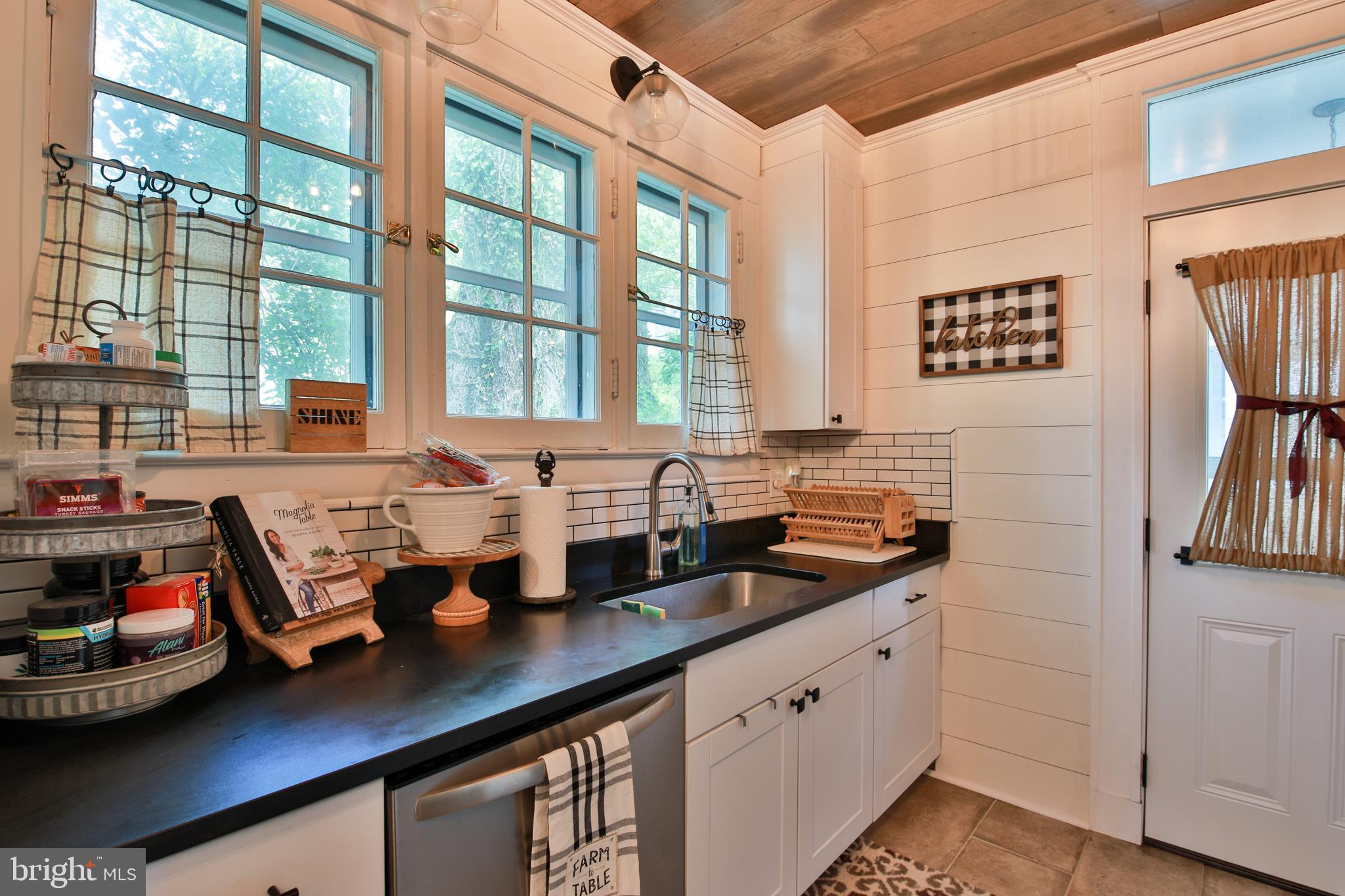 7901 York Road Towson, MD 21204 - Photo 4 of 50 Honed granite countertops