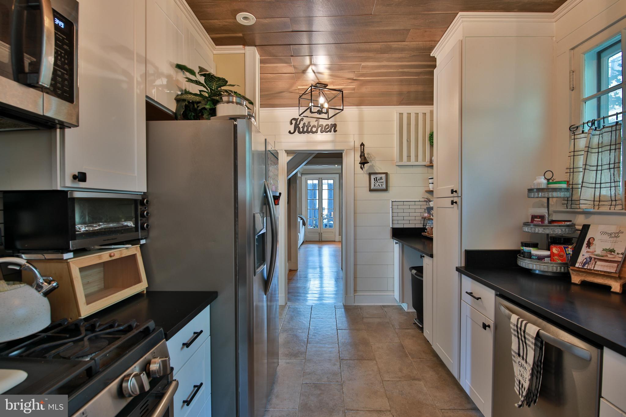 7901 York Road Towson, MD 21204 - Photo 6 of 50 Large tile ceramic floor, and wood ceiling!
