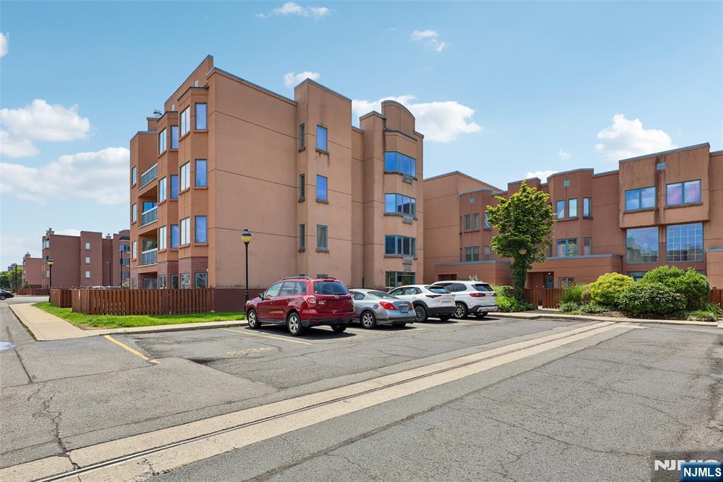 302 Chase Court, Unit 302 Edgewater, NJ 07020 - Photo 26 of 46