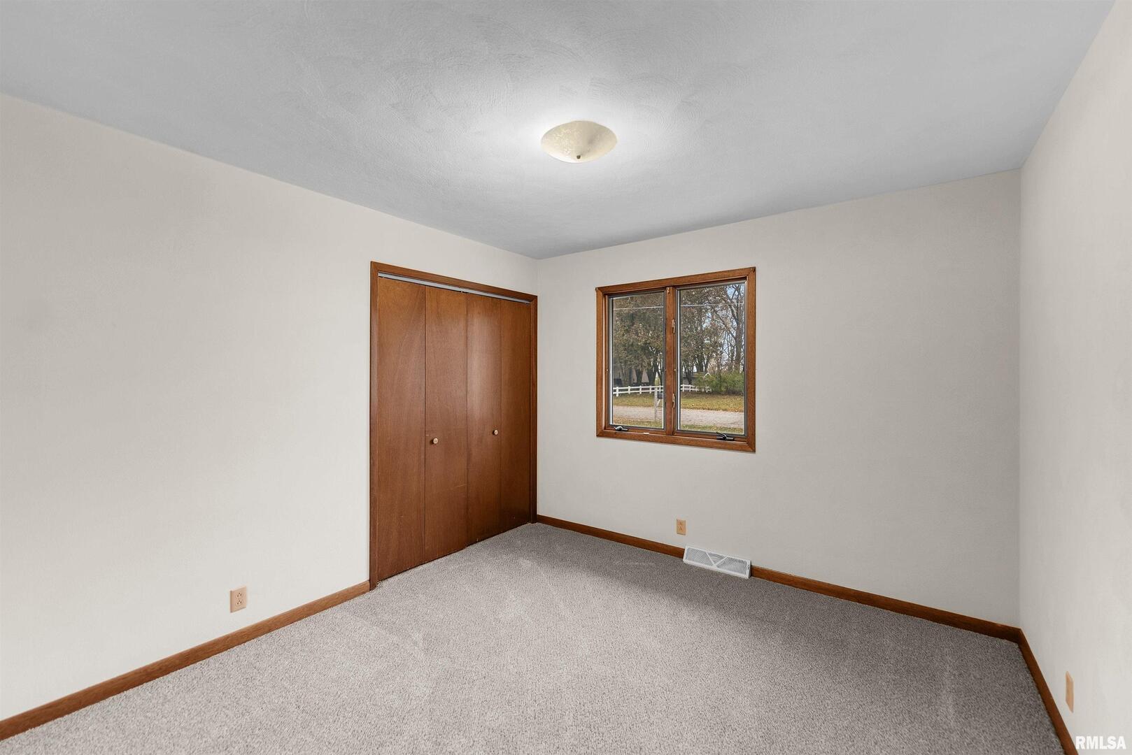 209 Lake View Court Colona, IL 61241 - Photo 11 of 32 an empty room with a window