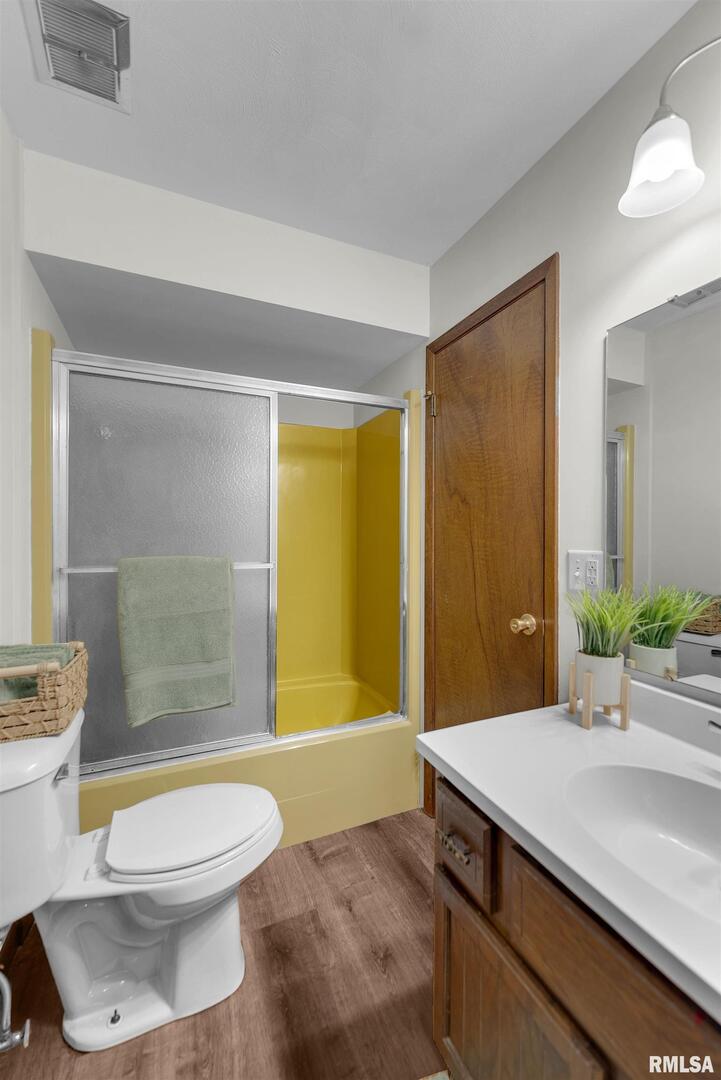 209 Lake View Court Colona, IL 61241 - Photo 18 of 32 a bathroom with a sink a toilet a mirror and bathtub