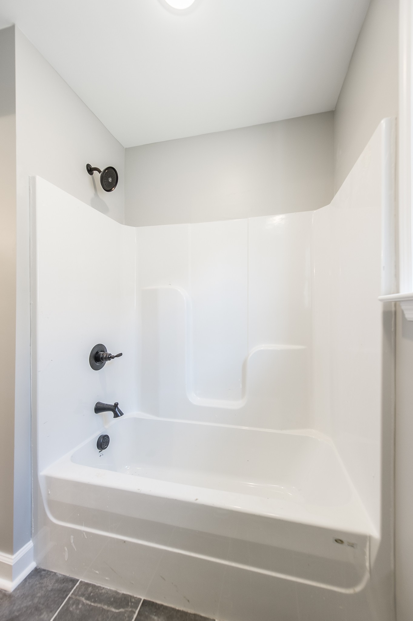 815 West Spring Street Lebanon, TN 37087 - Photo 19 of 32 a bathroom with a bathtub