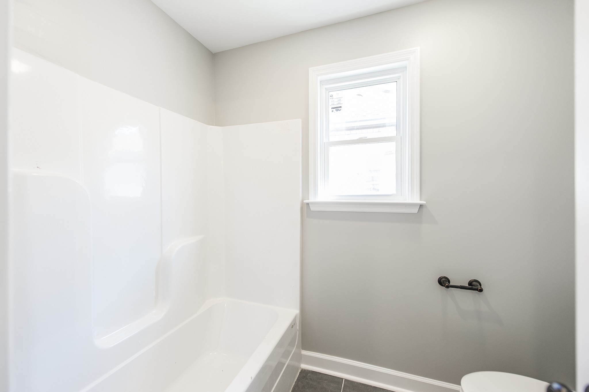 815 West Spring Street Lebanon, TN 37087 - Photo 29 of 32 a bathroom with a bathtub