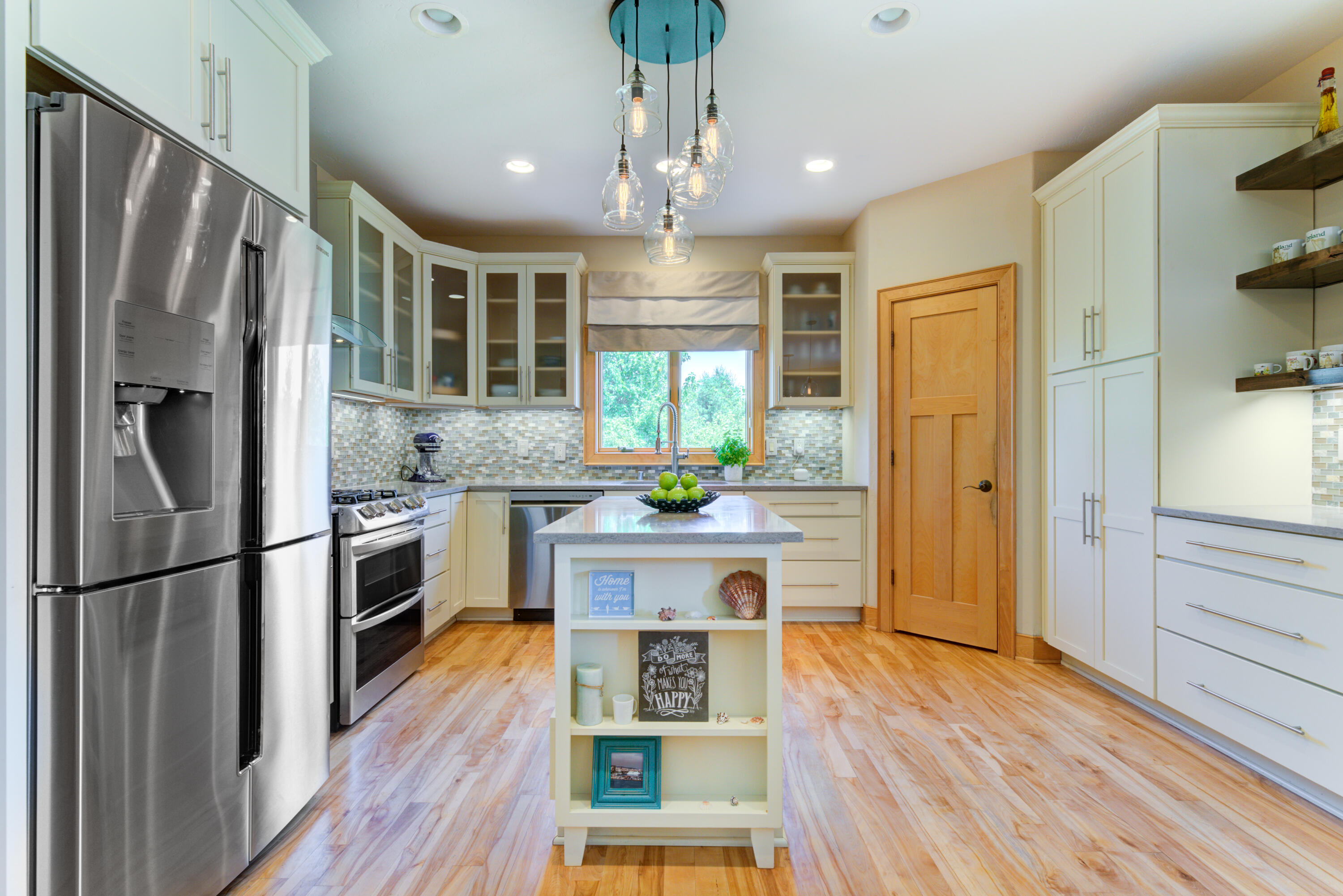 W287N8810 Center Oak Road Merton, WI 53029 - Photo 21 of 70 Kitchen