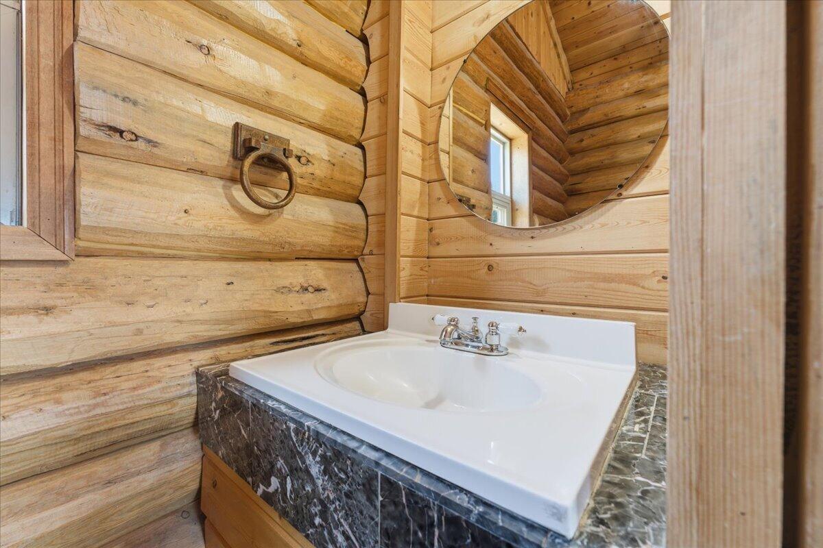 19554 Osprey Road Prineville, OR 97754 - Photo 23 of 42 2nd enclosed half bath, primary shower located in bedroom