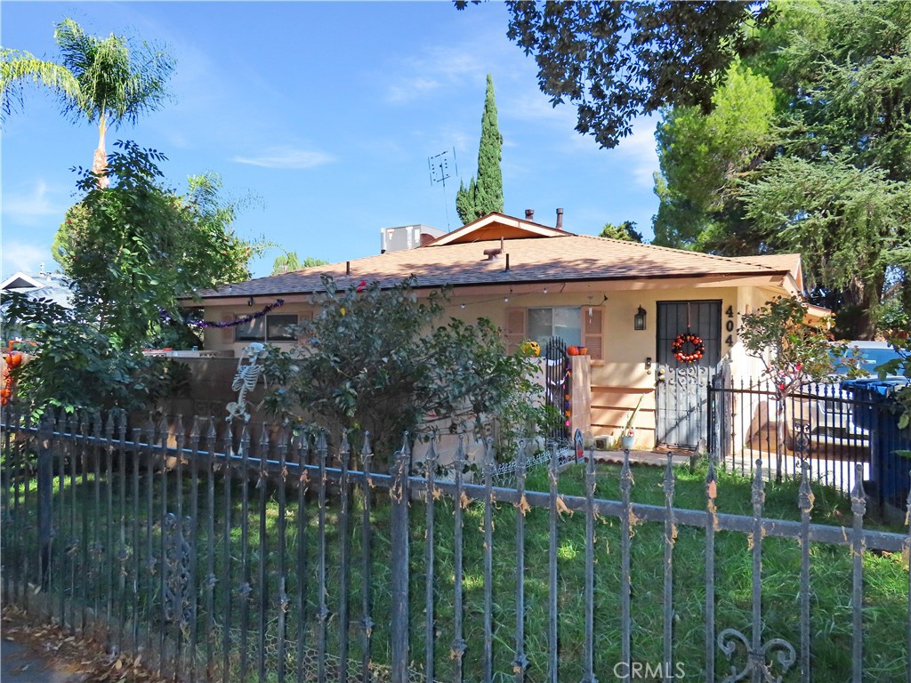 4041 MacArthur Road Riverside, CA 92503 - Photo 2 of 11 a patio with table and chairs and potted plants