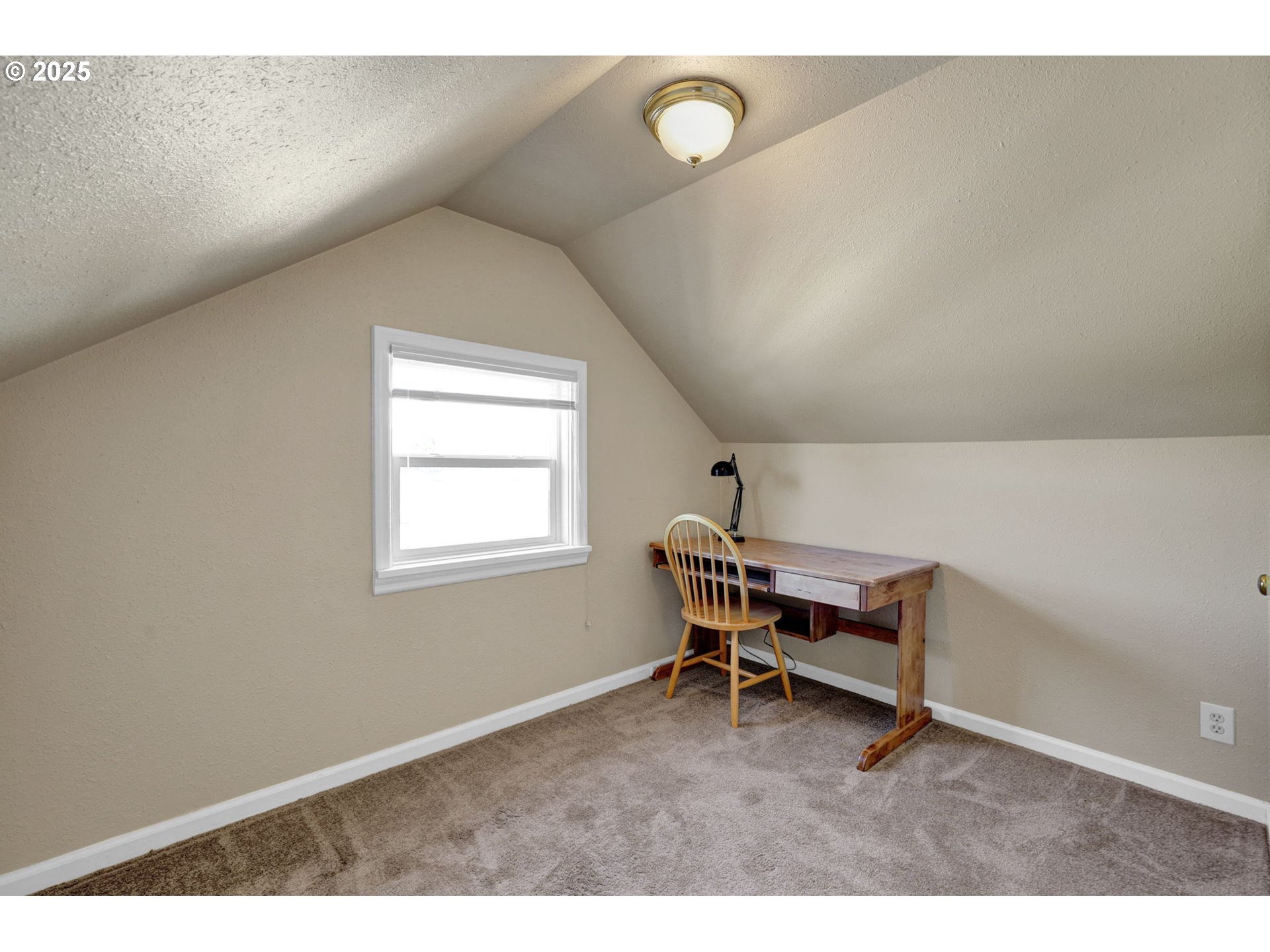1441 6th Street Springfield, OR 97477 - Photo 31 of 48 a workspace with furniture
