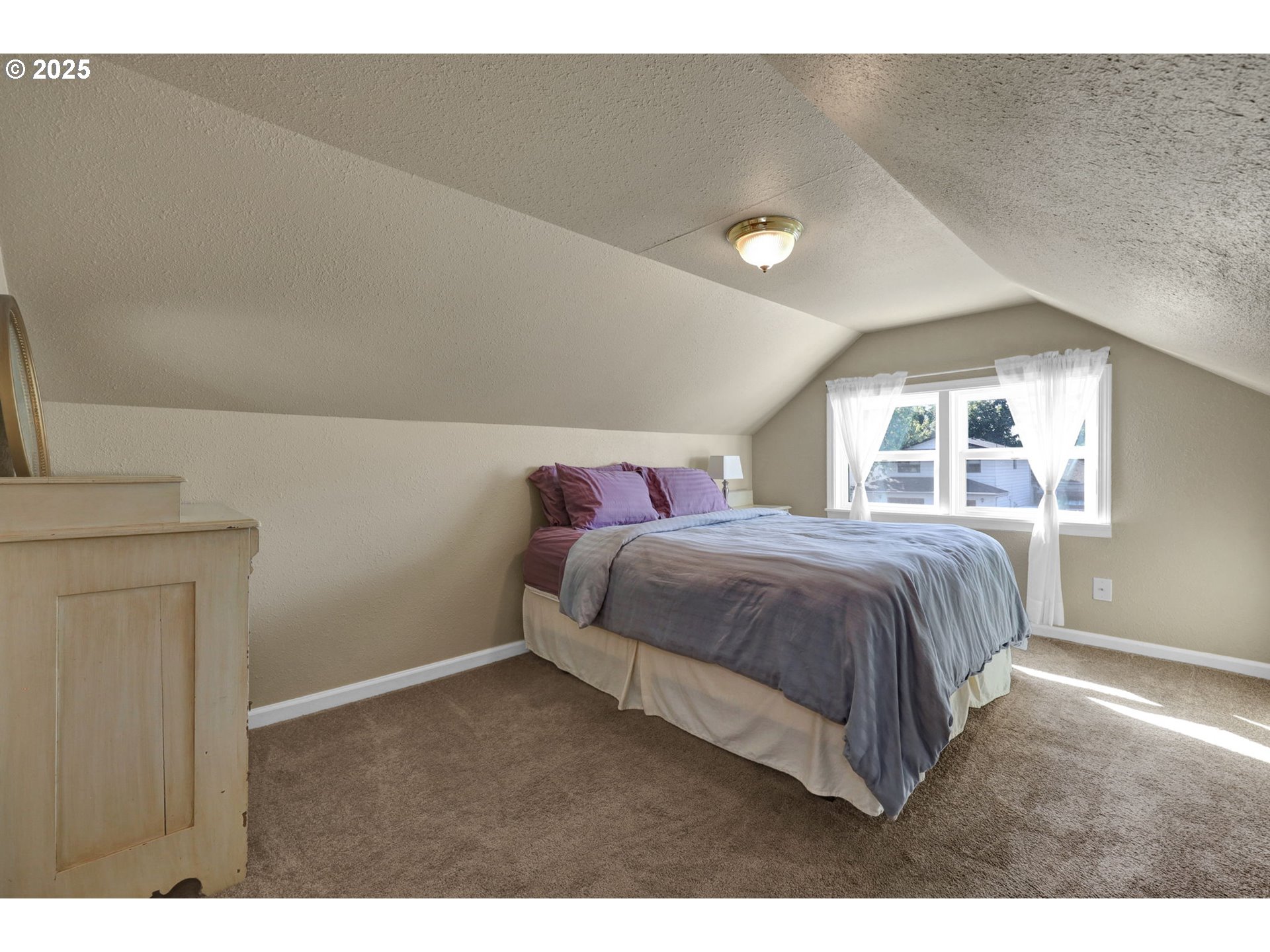 1441 6th Street Springfield, OR 97477 - Photo 34 of 48 a spacious bedroom with a bed and a window